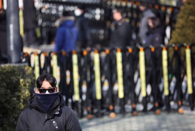 公调处警方与调查人员离开遭弹劾的韩国总统尹锡悦的官邸。（图／路透）