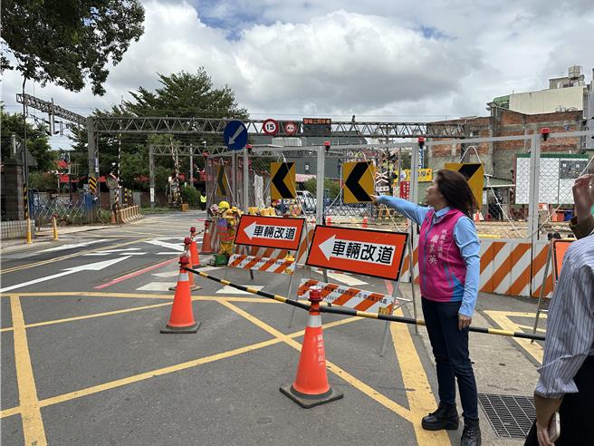 桃园铁路地下化内坜段及中原段临时轨第1阶段工程去年启动，邻近自立新村平交道的中坜区永福路去年10月进行施工交维管制迄今，民眾陈情，平日搭乘永福路上的155公车公车无预警消失，出门非常不方便。（谢美英提供／廖姮玥桃园传真）