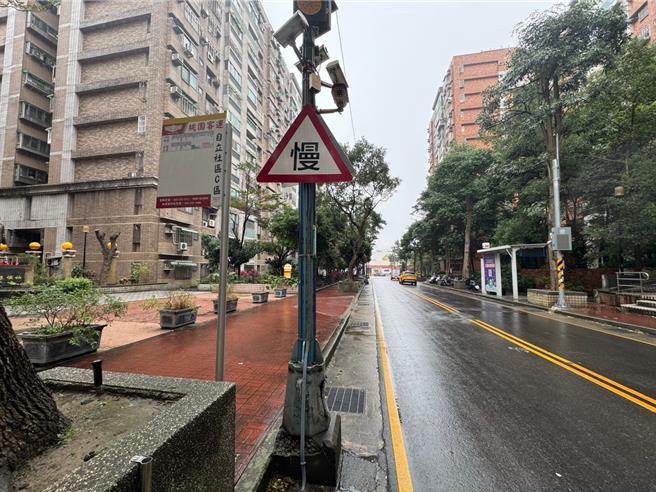 桃园铁路地下化内坜段及中原段临时轨第1阶段工程去年启动，邻近自立新村平交道的中坜区永福路去年10月进行施工交维管制迄今，民眾陈情，平日搭乘永福路上的155公车公车无预警消失，出门非常不方便。（谢美英提供／廖姮玥桃园传真）