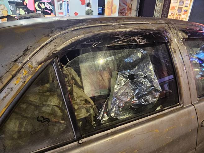 車內後座雜物塞爆、窗邊貼滿膠帶防止漏水。（記者游定剛拍攝）
