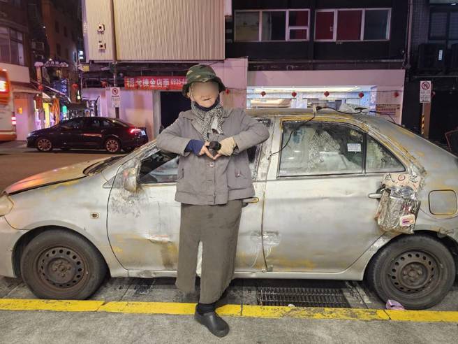 黃女士住在破舊汽車裡表示習慣了。（記者游定剛拍攝）