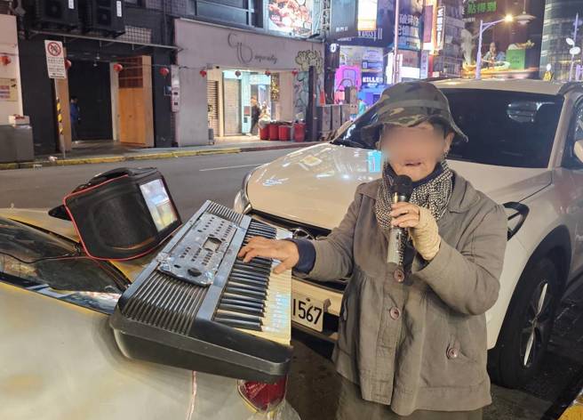 黃女士街頭自彈自唱追尋夢想。（記者游定剛拍攝）