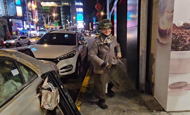 黃女士扭腰擺臀，整個人行道都是個人主場秀。（記者游定剛拍攝）