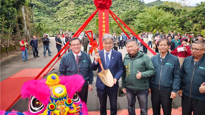 台中市雾峰区农会新建桐林酒厂，3日举办开公祈福典礼，农业部长陈骏季（左二）也到场为工程执铲动土。（雾峰农会提供／潘虹恩台中传真）