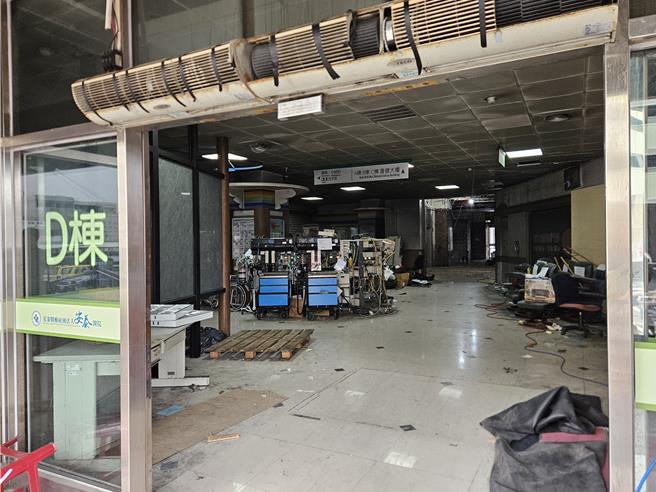 东港安泰医院在10月山陀儿颱风来袭期间发生火警，造成9人死亡，屏东县政府发现有大量违建，将于1月14日拆除。（罗琦文摄）