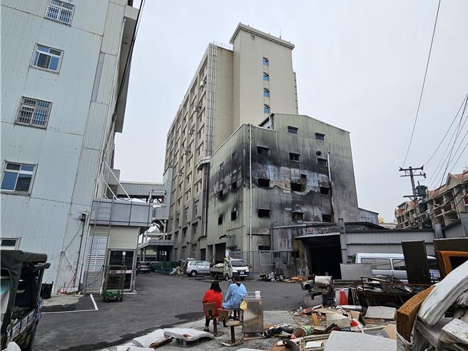 东港安泰医院在10月山陀儿颱风来袭期间发生火警，造成9人死亡，屏东县政府指出，起火点的电力中心违建率超过3300％。（罗琦文摄