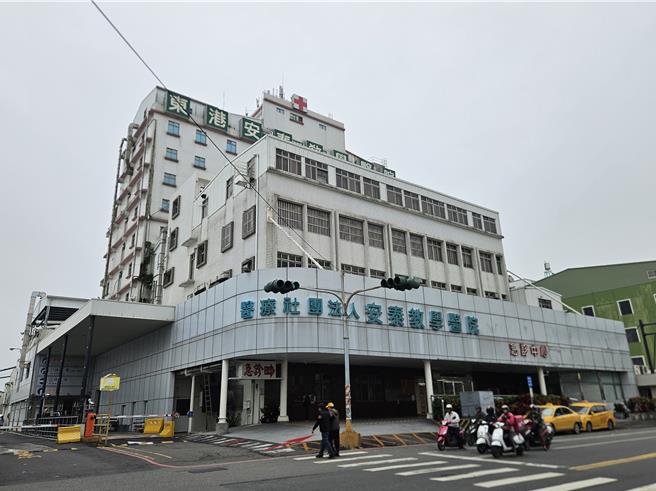 东港安泰医院在10月山陀儿颱风来袭期间发生火警，造成9人死亡，屏东县政府指出，安泰医院5栋建筑都存在大量违建。（罗琦文摄）