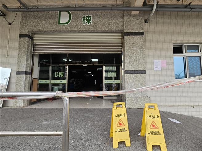 东港安泰医院大火死伤最严重的D栋大楼，目前拉起管制线没有使用。（罗琦文摄）