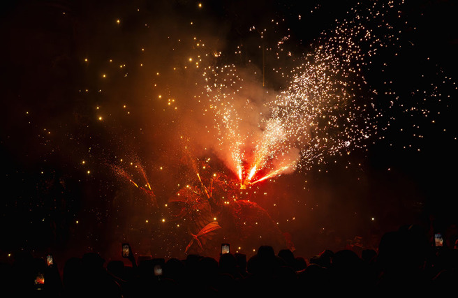 巴西一名女子与丈夫在屋内欣赏跨年烟火时，离奇被射中胸口，造成严重烧伤。（示意图：Shutterstock／达志）