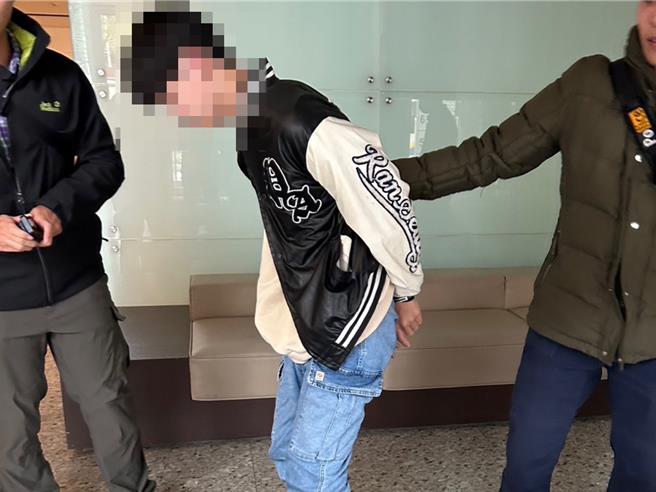 林姓車手家住高雄，一身日系高中生裝扮，不像要來詐騙取款的金融機構專員，2日擔任車手遭警方逮捕。（讀者提供／程炳璋台南傳真）