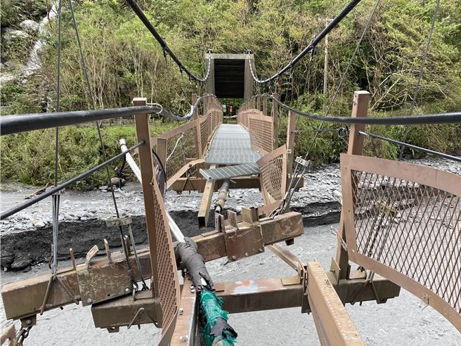 强震后又遭康芮颱风侵袭，蝴蝶谷园区富源吊桥断毁。（林业署花莲分署提供／王志伟花莲传真）