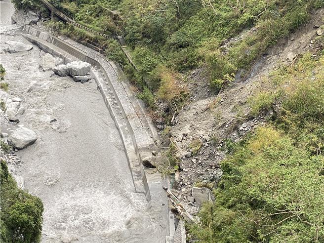 受强震、强颱造成蝴蝶谷环溪步道路基冲毁。（林业署花莲分署提供／王志伟花莲传真）