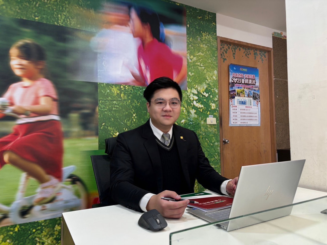 信義房屋三民店傅靖傑在27歲這年接任店主管，不但實現兒時目標，更推己及人，幫助客戶及同仁共同實現家業夢想。(圖/信義房屋 提供)