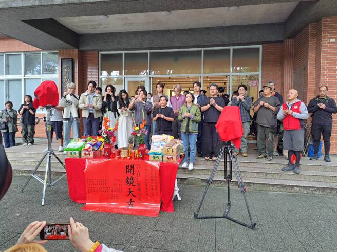 《灵魂约定》剧组于醒吾科大设计大楼前举行开镜仪式，所有参与拍摄的幕后工作人员与演员在导演的带领下，期望本次拍摄一切顺利。(摄/吾限熊报社胡玮婷) 