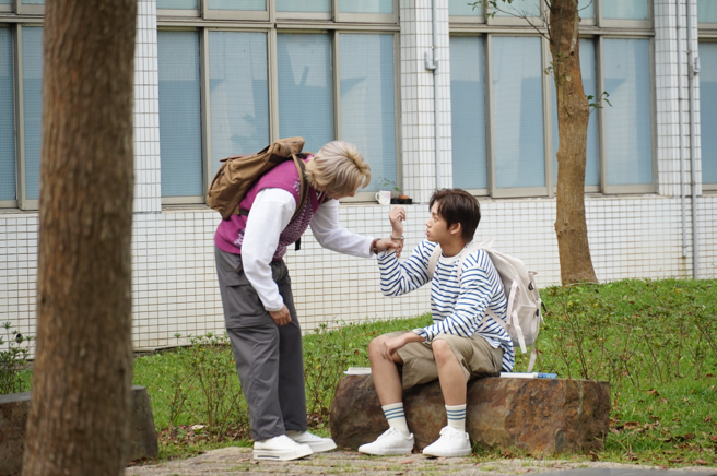 演员王智骞(左)与演员范麒智于醒吾科大拍摄画面，也担纲《灵魂约定》偶像剧的男主角。(摄/吾限熊报社胡玮婷)