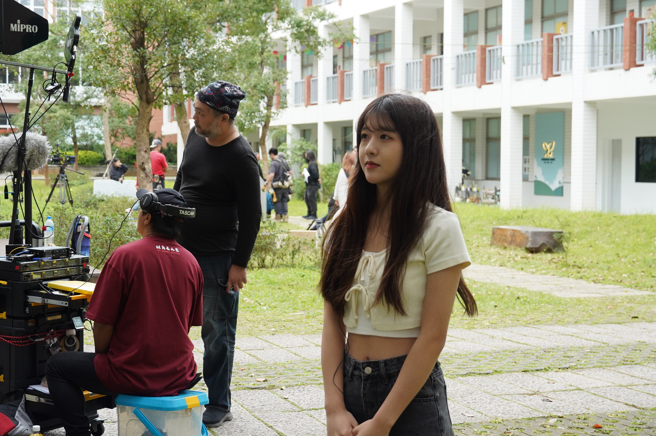 醒吾科大表演艺术系一年级学生黄荷婷同学接受採访，首次参与实际拍摄的她，既紧张又期待，期许自己透过这次机会，提升自己各项能力及抗压性。(摄/吾限熊报社许子娴)