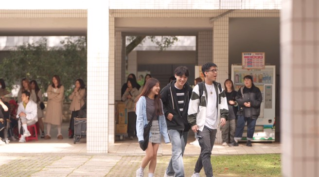 醒吾科大表艺系学生，即使担任临时演员，也认真对待自己的角色，珍惜每一次在镜头前展现自己的机会。(摄/吾限熊报社胡玮婷)