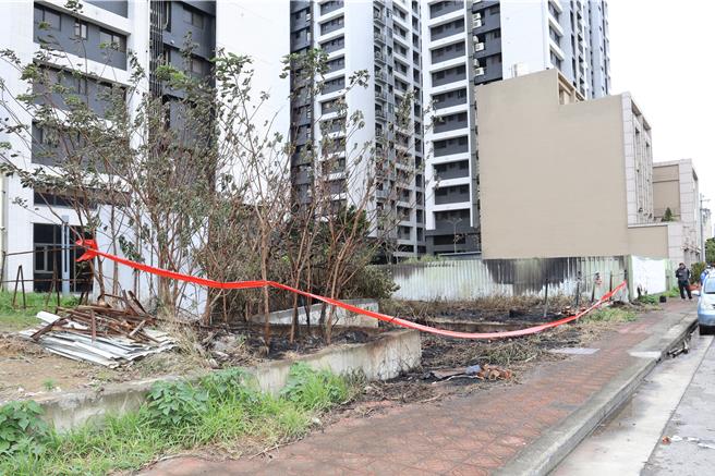 南寮一带空地，疑因燃放爆竹烟火造成灾害，消防人员拉起封锁绳保留现场，后续进行火灾原因勘查。（新竹市政府提供／王惠慧新竹传真）