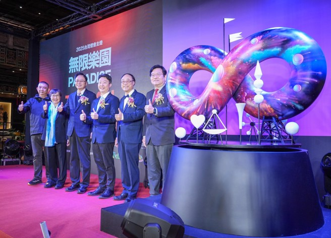 交通部觀光署3日在圓山大飯店舉行「2025台灣燈會」主燈暨小提燈造型發表記者會，藝術家李明道（左起）、圓山大飯店董事長葉菊蘭、桃園市長張善政、交通部長陳世凱、觀光署長周永暉、中華電信總經理林榮賜等人出席主燈「無限樂園」模型啟動儀式。（羅永銘攝）