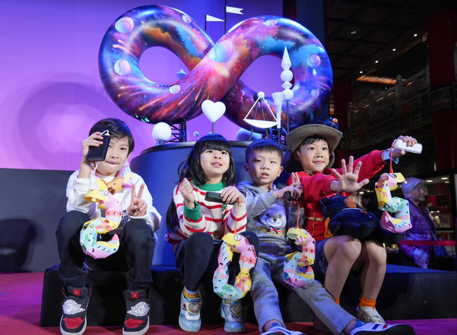 交通部觀光署3日在圓山大飯店舉行「2025台灣燈會」主燈暨小提燈造型發表記者會，正式公布小提燈「蹓蹓蛇」的可愛造型。活動現場吸引許多小朋友參與，他們手持小提燈開心拍照留念。（羅永銘攝）