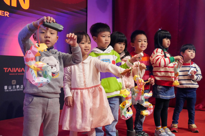 交通部觀光署3日在圓山大飯店舉行「2025台灣燈會」主燈暨小提燈造型發表記者會，正式公布小提燈「蹓蹓蛇」的可愛造型。活動現場吸引許多小朋友參與，他們手持小提燈開心拍照留念。（羅永銘攝）