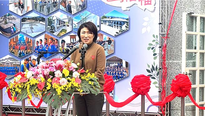 台东县长饶庆铃4日率团赴大陆拓展台东农产销售管道。图为台东县长饶庆铃2日参加丰田国中筑梦楼启用照片。（蔡旻妤摄）