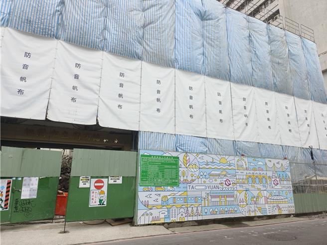 台铁桃园站前、文昌公园旁的「新民停车场」改建，桃园市议员凌涛表示，要求新馆保留市民图书馆、长青学苑空间，已经获得市府正式核定。（赖佑维摄）