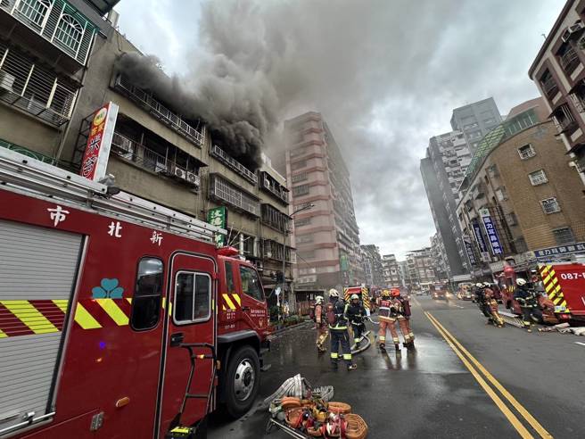 新北市三重区今日（3日）下午发生一起惊险火警！（图／简铭柱翻摄）