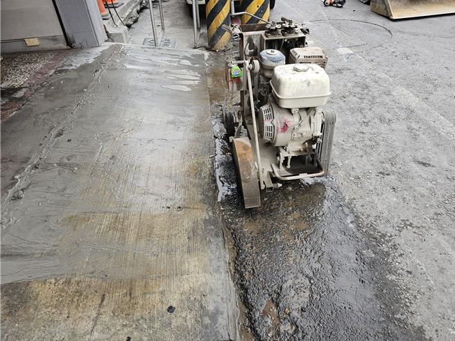 高雄凤山区发生瓦斯泄漏案，经了解，现场为施工地不慎切割到瓦斯管线，导致瓦斯漏气，目前消防出水防护中，另由瓦斯公司进行抢修。（民眾提供／纪爰高雄传真）