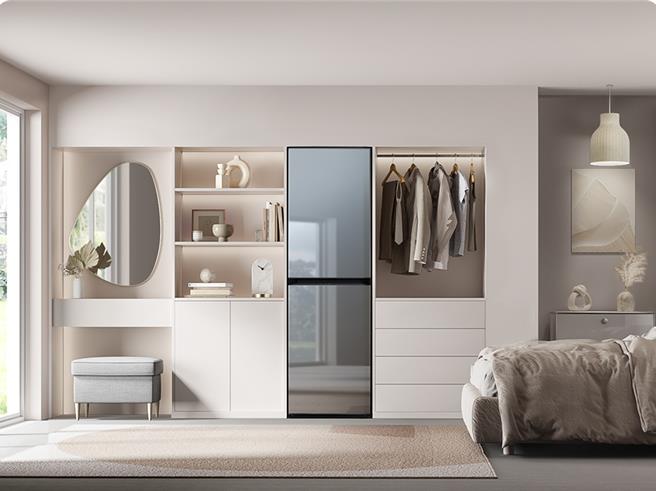 三星推出全新Bespoke AI智慧電子衣櫥，能去除衣物異味和細菌病毒。（三星提供）