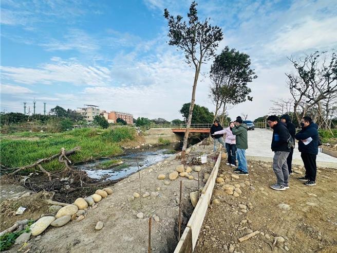 桃园市平镇区龙慈路延伸到台66快速道路（都外段）正进行开辟工程，未来营德路399巷将封闭，新设的临时便道改由营德路299号旁通行，地方办会勘希望能同时将新街溪龙冈支线约200公尺的河道内垃圾、树枝堆积问题解决，并增设便道照明系统。（舒翠玲提供／廖姮玥桃园传真）