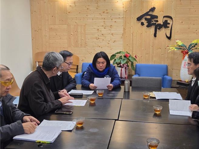 交通部次长林国显3日与相关官员向国民党立委陈玉珍说明。（立委陈玉珍服务处提供）