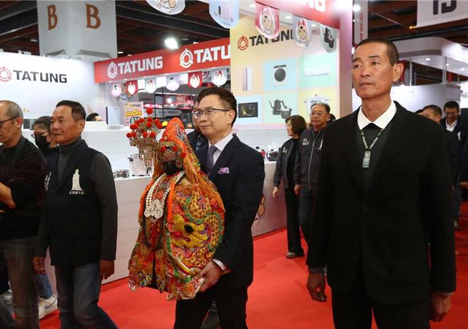 世贸年货大展由外贸协会董事长黄志芳（捧神像者）与北港朝天宫董事长蔡咏锝(右1)担任主祭官，恭迎北港朝天宫妈祖圣驾。(图／贸协提供)