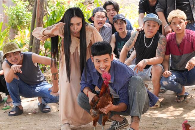 叶宝玉（左二）为拍本片伤到颈部韧带住院。（图／车库娱乐提供）