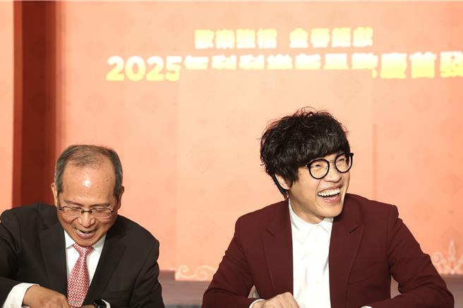 台彩总经理谢志宏(左)与活动代言人卢广仲(右)于活动现场刮起「2000万超级红包」，两人各中1000元。(邓博仁摄／洪凯音台北传真)