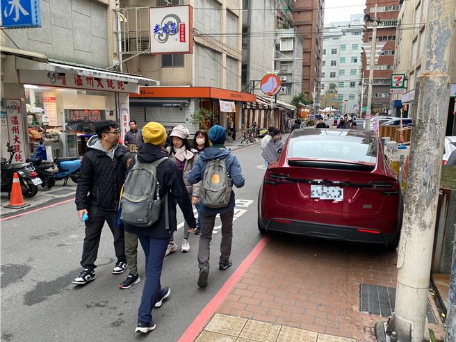 近期有民眾收到email催缴交通违规罚单，交通部公路局澄清是假讯息。图为违停示意图。（本报资料照片）