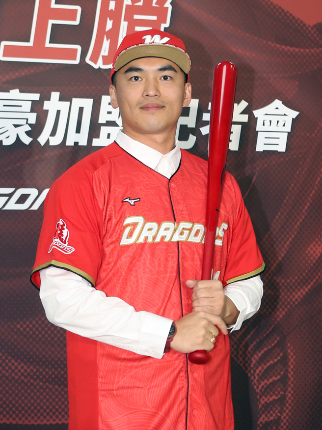 中职球员朱育贤（见图）及陈子豪加盟味全龙记者会3日举行，对于新球季感到相当期待。（范扬光摄）