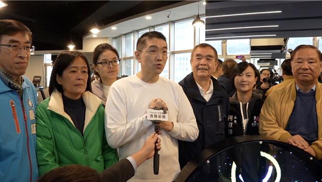 国立基隆高中数理班学生王辰瀚，不畏家境清寒挑战，成功录取台大及清大。基隆市长谢国梁3日出席活动表示，市府未来将联合民间企业一同协助他。（徐佑升摄）