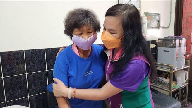 彰化伸港乡「咸粥嬷」19岁孙子黄男，去年疑被诈骗集团诱骗到寮国，至今音讯全无，家人收到一封来自大陆山西省大同市公安局的拘留通知书，阿嬷担心是诈骗，向县议员赖清美求助。（赖清美提供／叶静美彰化传真）