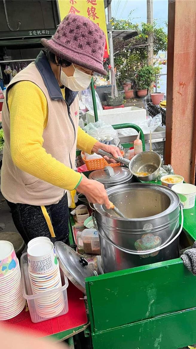 黄男的阿嬷每天清晨4点起床卖咸粥，维持一家生计。（资料照）