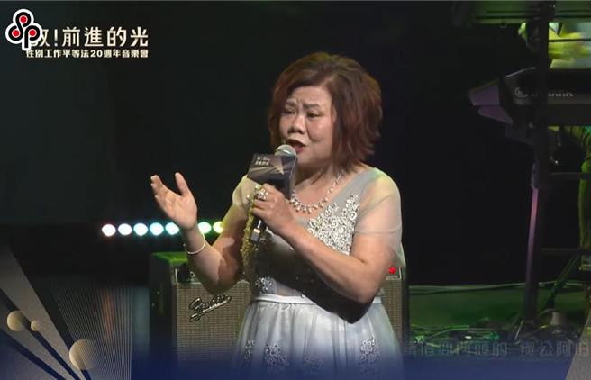 劳动部前部长许铭春曾使用就安基金举办「敬！前进的光 性别工作平等法20周年音乐会」。许铭春演唱画面。（翻摄自劳动部YT／林良齐台北传真）