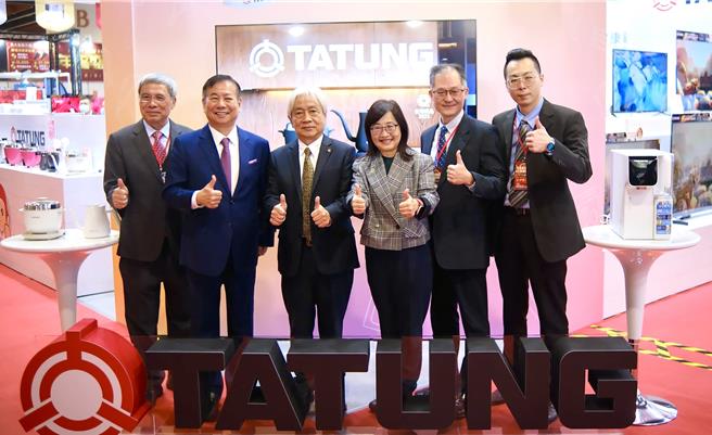 大同綜合訊電（股）公司陳澤義董事長（左三）與台北市副市長林奕華（右三）等人現身大同在台北電器空調影音大展的展區。（大同家電提供）