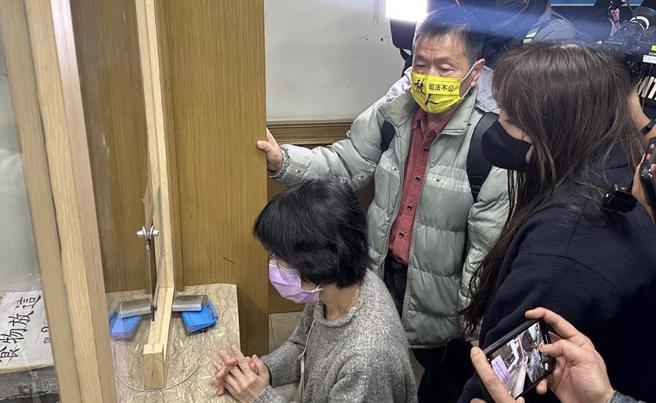 柯文哲再度遭到北院裁定羁押禁见，其妻子陈佩琪（左）今日在幕僚陪同下赴北所，寄送保暖衣物给柯文哲。（贺培晏摄）