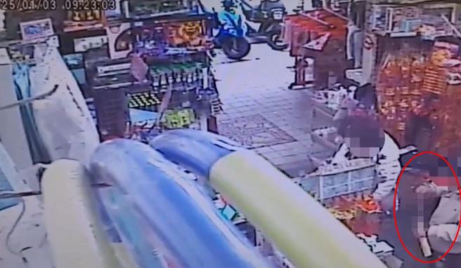 蔡姓老翁到五金行买西瓜刀。（警方提供）