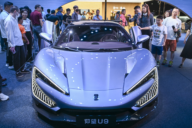 比亞迪終於以令人意外的速度在2024年超越上汽集團，成為中國汽車銷售冠軍。圖為比亞迪汽車在廣州車展。（圖／