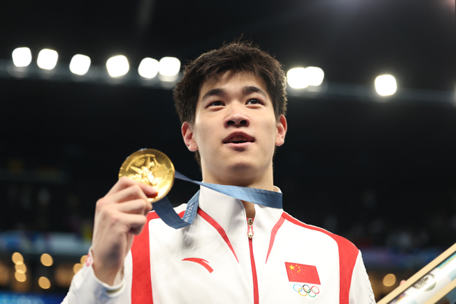2024巴黎奥运会游泳男子100米自由泳决赛中，中国选手潘展乐以46秒40的成绩打破世界纪录夺下金牌。（图／中新社）