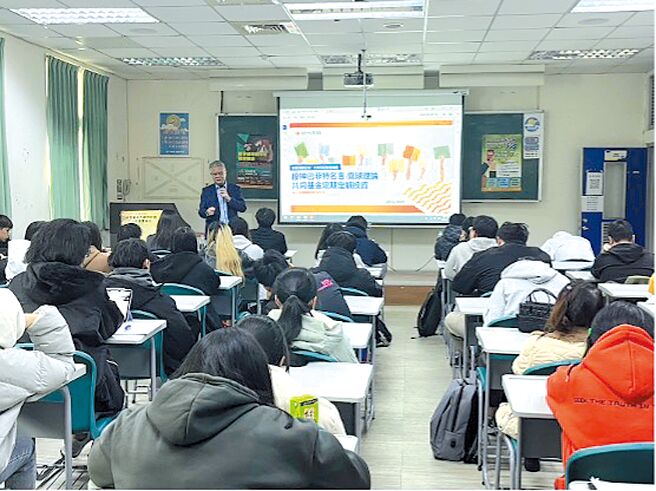 统一投信总经理董永宽亲自到健行科大与同学们分享选择优质基金的方法与定期定额的优势。图／投信投顾公会提供