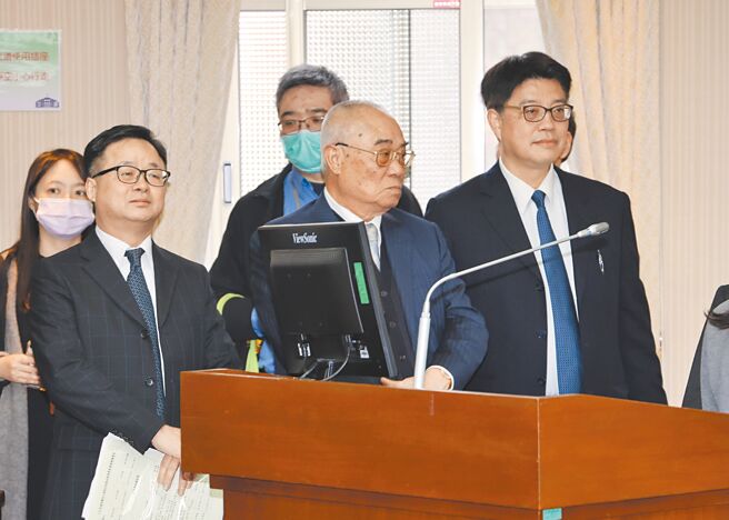 陸委會主委邱垂正（右）、海基會董事長吳豊山（中前）、海基會副董事長羅文嘉（左前）2日在立法院接受預算審查。（姚志平攝）