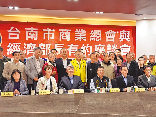 經濟部長郭智輝（前排左三）2025年第一站就是到台南與商業總會百工百業座談。（曹婷婷攝）