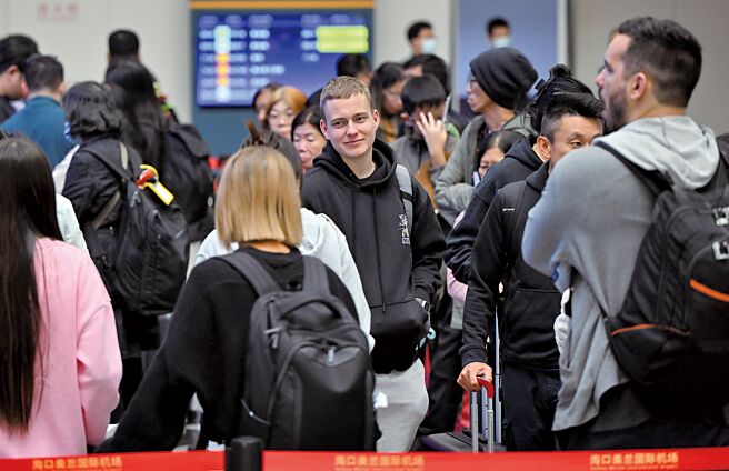 大陆近日全面扩大过境免签证政策后，各地口岸都陆续迎来新一波「China Travel」热潮。	（新华社）